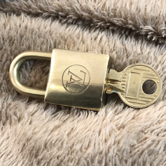 Vintage LV Louis Vuitton Padlock Lock & Key 208 - Picture 12 of 13
